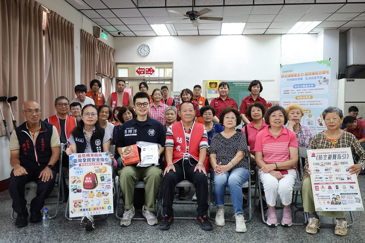 張博洋(前排左三)到「短缺時期配給配售站」，與民眾一起體驗災時物資供應機制。 圖：張博洋服務處／提供