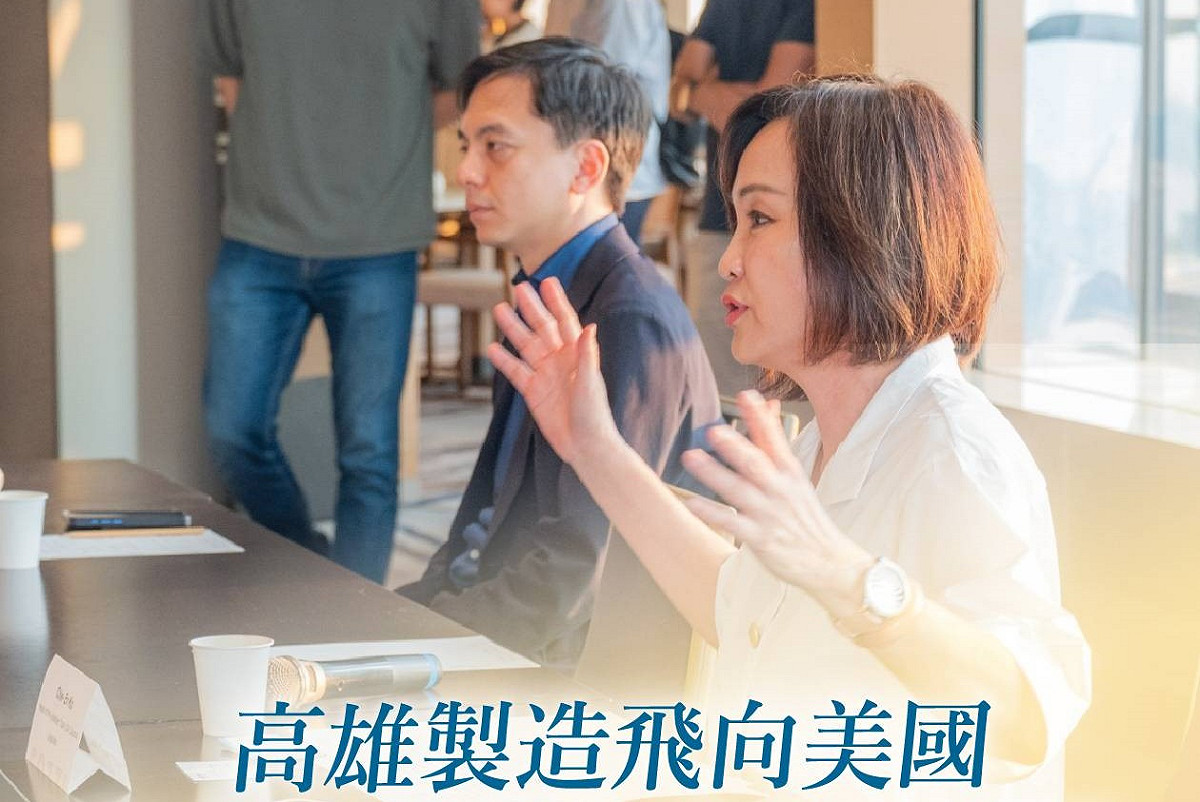 柯志恩(右)媒合高雄在地無人機企業，並推薦給亞利桑那州商務參訪團。 圖：柯志恩辦公室／提供