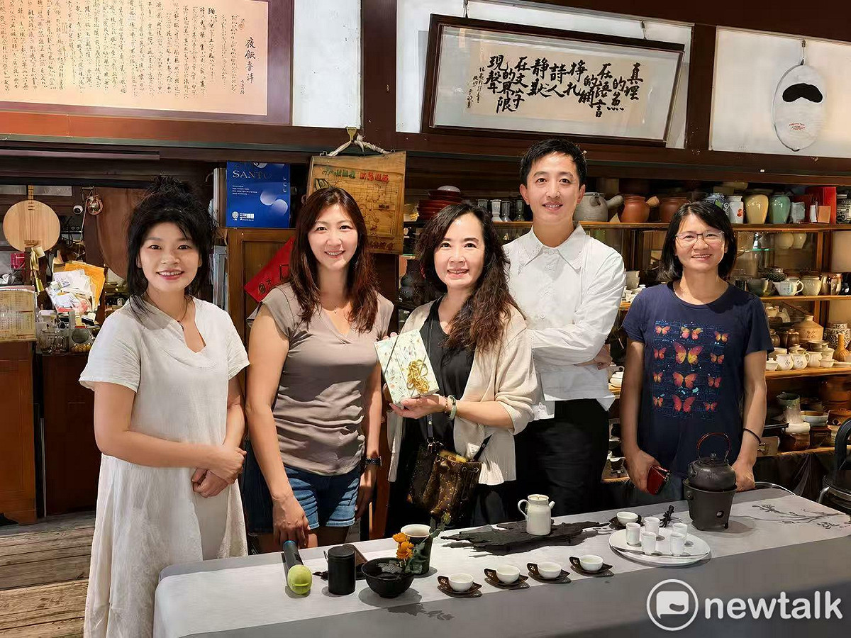 美國僑校「南加州育林中文學校」近日率團來台展開深度文化交流。為了讓長年旅居美國的家長與學子親身感受台灣茶文化的深厚底蘊，「台南市茶藝促進會」特別於府城古蹟「十八卯茶屋」精心規劃了一場茶藝展演與講座。 圖：黃博郎／攝