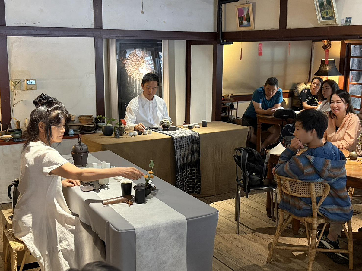 美國僑校「南加州育林中文學校」近日率團來台展開深度文化交流。為了讓長年旅居美國的家長與學子親身感受台灣茶文化的深厚底蘊，「台南市茶藝促進會」特別於府城古蹟「十八卯茶屋」精心規劃了一場茶藝展演與講座。 圖：黃博郎／攝