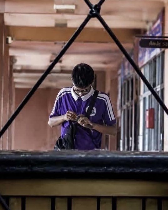 泰國警方確認槍手為該校一名 14 歲男學生，槍手在現場至少開了 26 槍，並隨身攜帶 34 發未用彈藥。 圖：翻攝自@boyslovehub