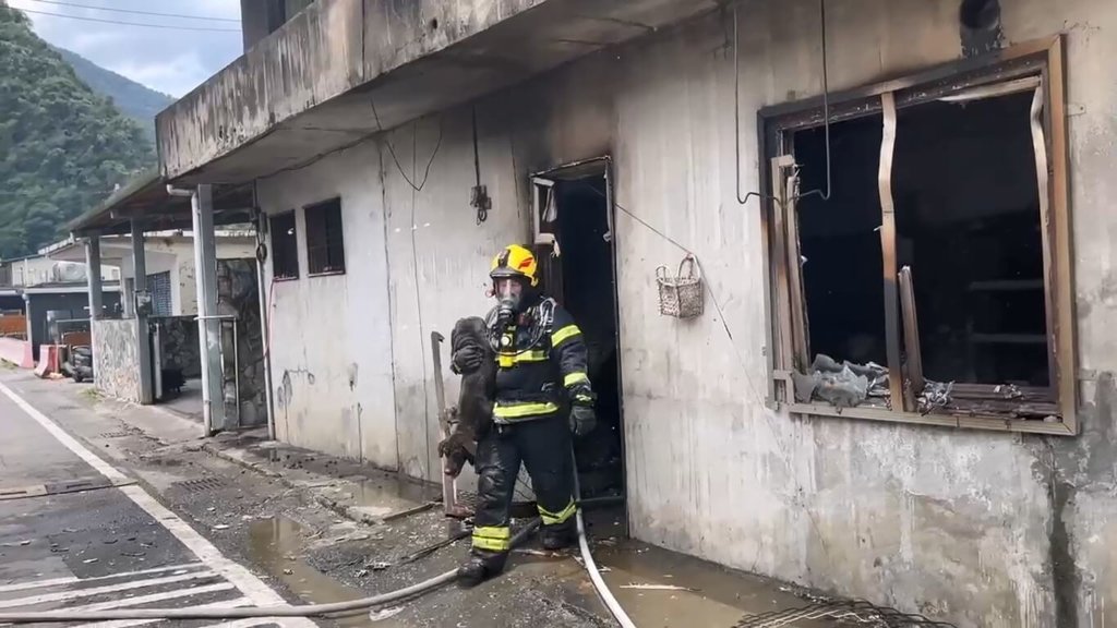 宜蘭縣南澳鄉博愛路1棟2層樓住宅8日上午傳出火警，所幸屋內2名孩童自行逃生，消防人員在2樓救出受困黑狗（圖），火勢於中午12時41分撲滅，起火原因待消防局調查。（讀者提供）中央社記者王朝鈺傳真 115年8月8日