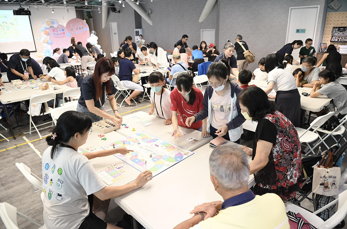 「祖孫同樂．世代共學—家．幸福城家庭桌遊同樂日」首度公開發表全國原創家庭教育桌遊《家．幸福城》。 圖：高雄市教育局／提供
