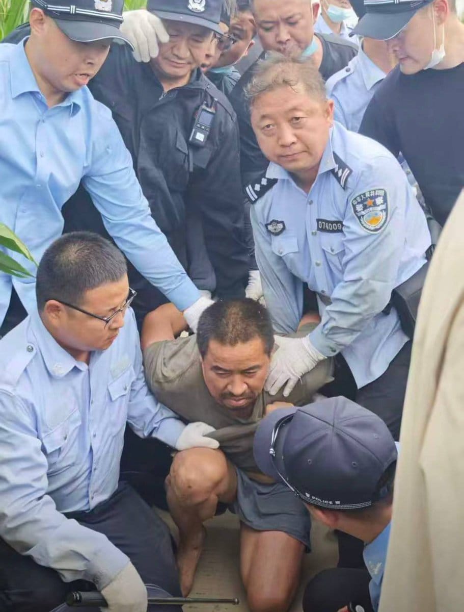 河南省駐馬店市西平縣譚店於 7 月 30 日發生一起重大刑事案件，綜合 X 平台消息，當地警方已動員大量警力、特警、無人機及民眾，對嫌疑人可能藏身的玉米地等區域進行地毯式拉網搜捕，隨後順利逮捕嫌犯夏付鋼。 圖：翻攝自 X 帳號 @李老師不是你老師