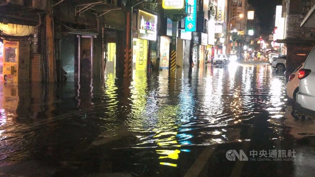 颱風白海豚逼近台灣，基隆市8日晚間雖無顯著降雨，但海水倒灌造成愛四路夜市數十公尺路段，從下午5時許開始積水（圖），水深一度深達小腿肚，市府已調度抽水機持續抽排。 圖：中央社提供