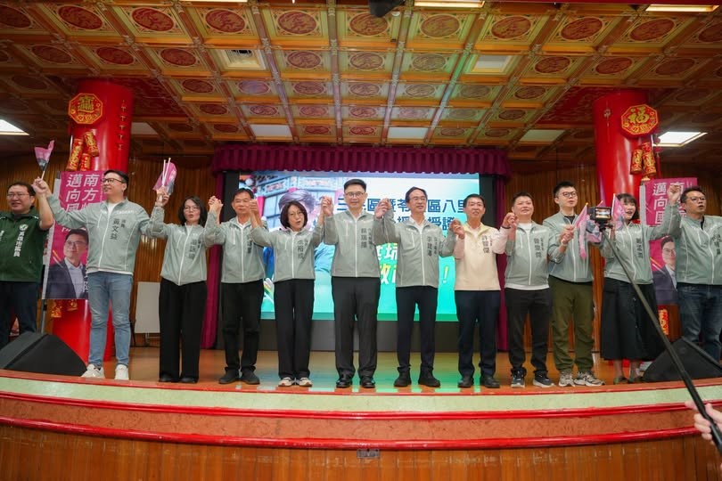 賴瑞隆(左六)近來提出勞工、傳統產業、雙語教育、親子教育等政策，獲得不少正面評價。 圖：翻攝張博洋臉書