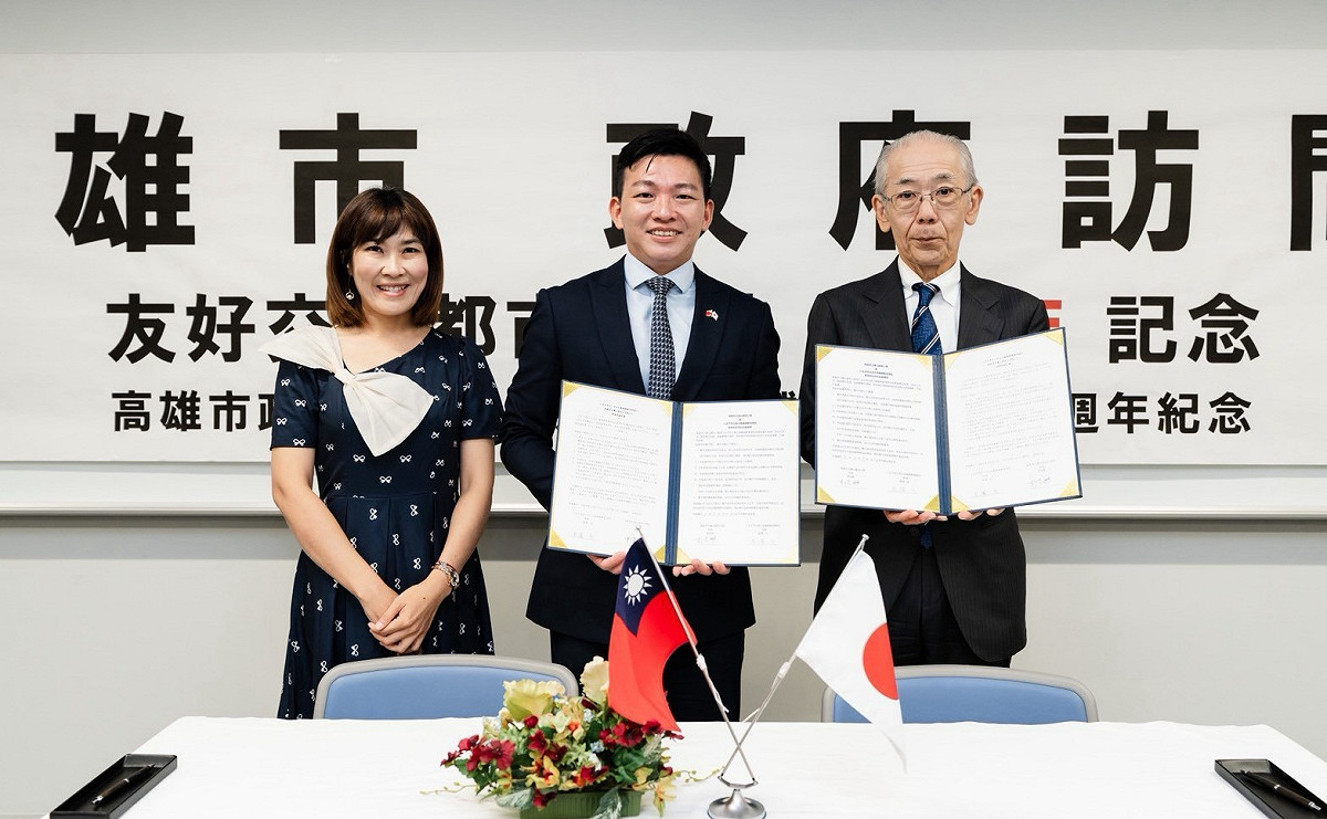 吳立森(中)見證壽山國中校長林宜家(左)與泉之森義務教育學校校長泉澤太(右)締結姊妹校。 圖：高雄市教育局／提供