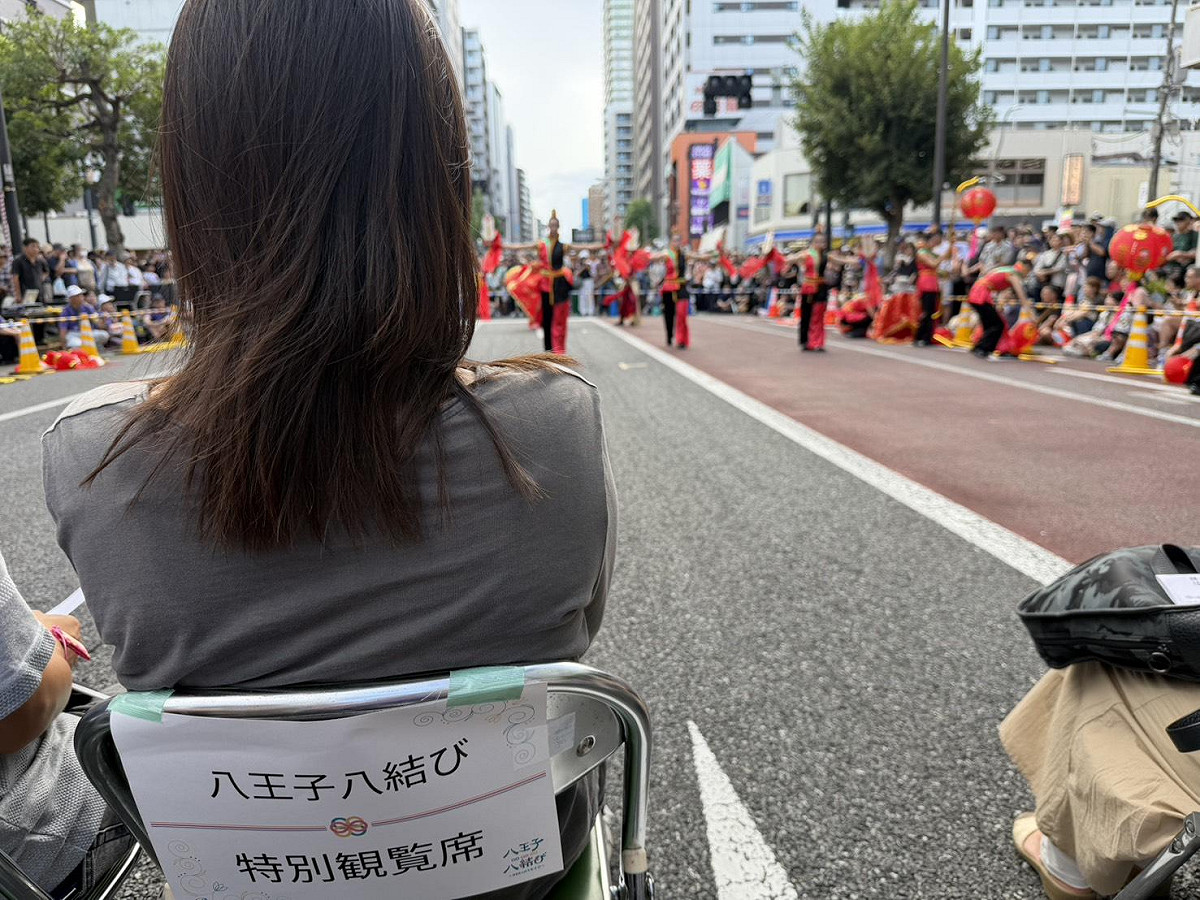 新人受邀成為八王子祭特別貴賓，並安排坐在第一排。 圖：高雄市議會／提供