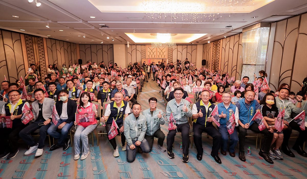 賴瑞隆成立「高雄市獸醫師暨寵物商業同業公會後援會」，同黨民代、參選人、獸醫師及寵物產業界夥伴到場力挺。 圖：賴瑞隆競辦／提供