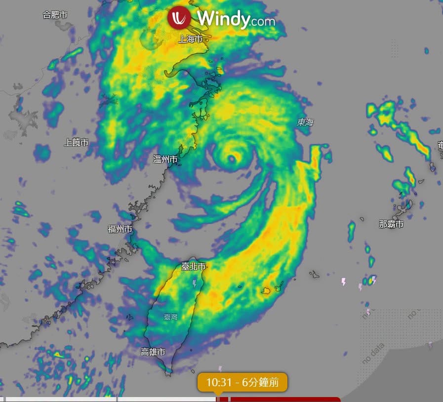 雖然白海豚颱風的中心距離台灣滿遠的，但因白海豚挾帶強對流，因此仍為北台灣帶來不輸暴風圈的明顯風雨。 圖：翻攝自天氣職人吳聖宇臉書