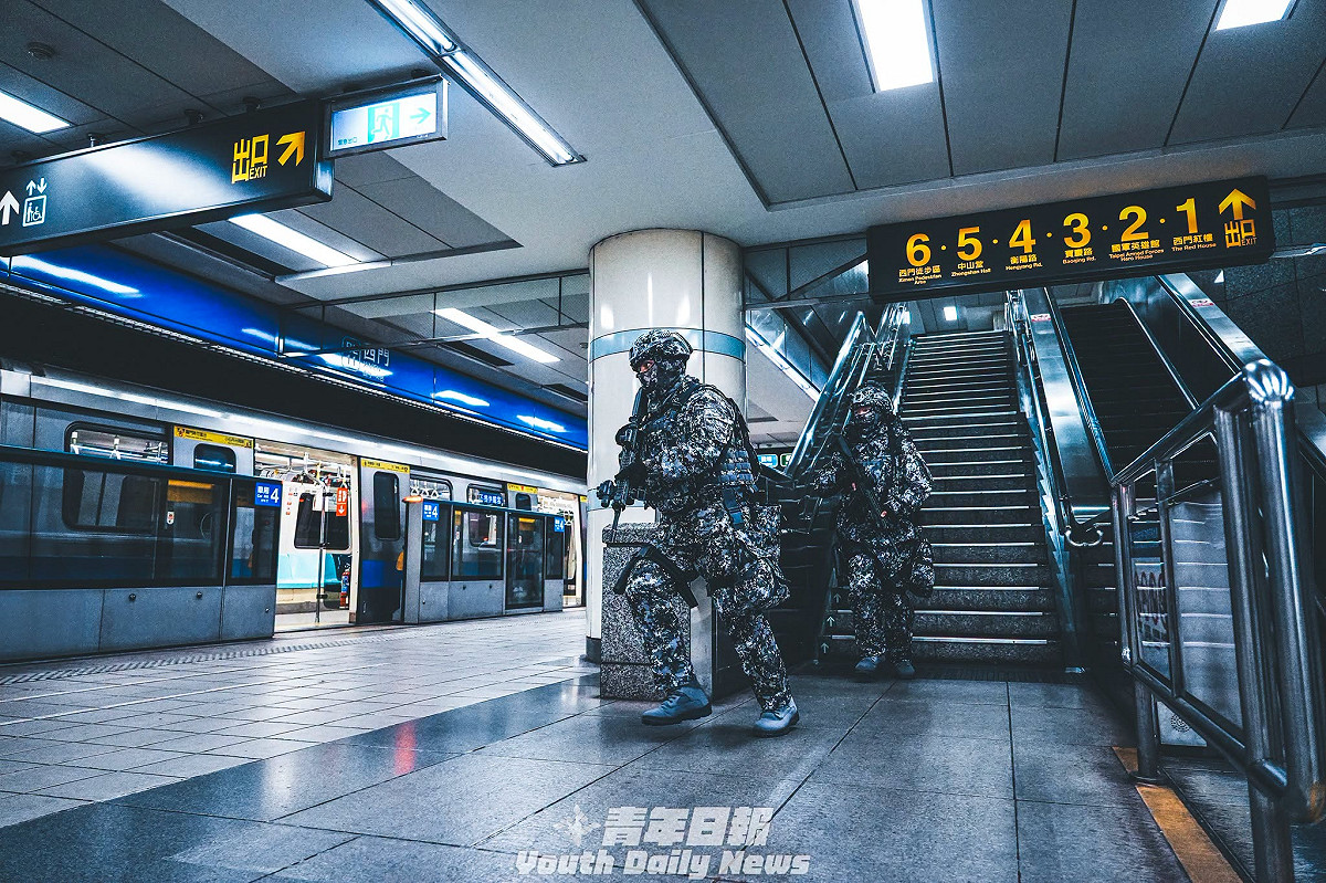 漢光演習期間，憲兵指揮部與台北市政府、北捷以及市警局等多個單位合作，利用捷運地下路線實施部隊激動與後勤補給任務。 圖：翻攝「臉書」青年日報粉絲專頁/記者黃雋永、謝承宏攝