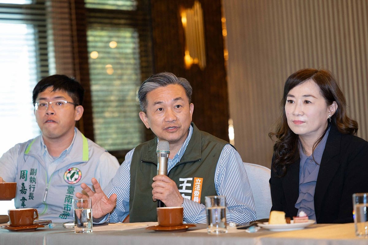民進黨召開「台南市長候選人與議員候選人聯合選戰會議」，由競選總部主委、台南市長黃偉哲和總幹事、民進黨台南市黨部主委林志展共同主持，雲嘉嘉南總督導陳明文蒞臨指導，確認競選總部編制及後續整體選戰規劃。 圖：陳亭妃服務處提供