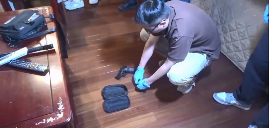 45歲李姓男子7月下旬與女網友到宜蘭縣五結鄉一汽車旅館投宿，正要發生親密關係時，李男拒戴保險套打傷女網友，警方到場搜索，起出改造手槍（圖）、彈匣、子彈等證物，詢後依法送辦。（讀者提供）中央社記者王朝鈺傳真　115年8月9日