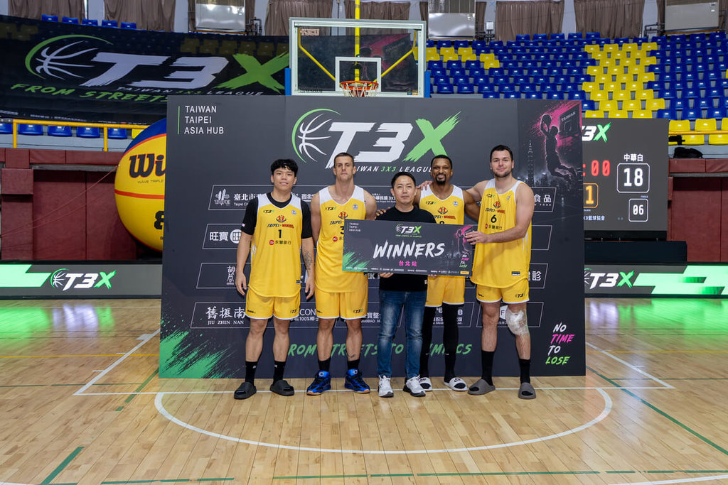 首屆「Taiwan 3x3 League 台灣3x3聯賽（T3X）」台北站9日落幕，最終由「台北永豐旺寶3x3職業隊」拿下分站冠軍，中華民國3x3籃球協會理事長吳同喬（中）頒發獎金。（中華民國3x3籃球協會提供）中央社記者黎建忠傳真　115年8月9日