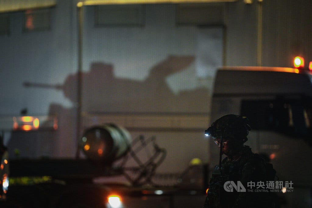 國軍第二作戰區增援宜蘭，抵達集結地後，官兵在旁待命，協助戰甲車下板。中央社記者游凱翔攝　115年8月10日 圖：中央社提供