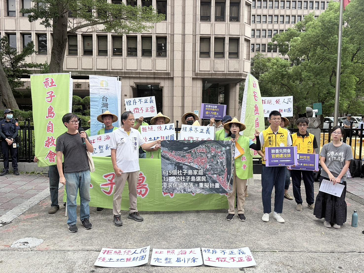 社子島自救會成員今（10）日集結於內政部前，要求內政部長劉世芳公開接見社子島自救會。 圖:李宣萱/攝
