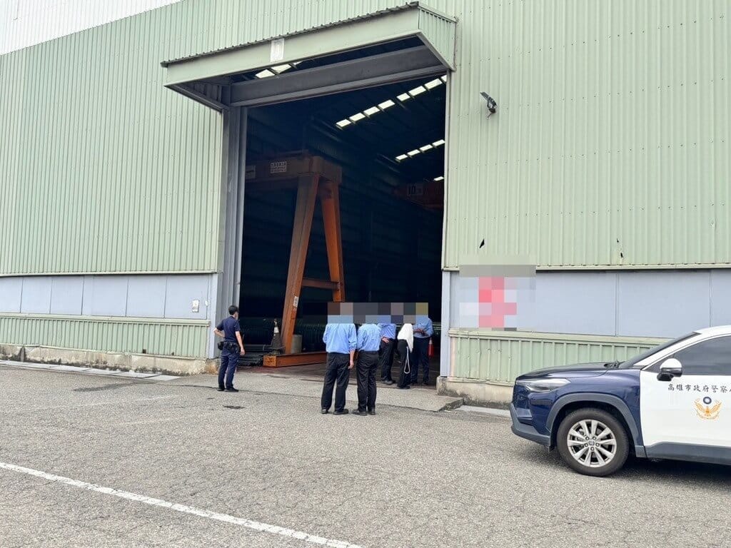 51歲張姓男子10日在高雄燕巢區某鋼鐵工廠更換廠房頂部浪板時，不慎從約15公尺高處跌落，當員警與救護人員趕赴現場時，張男已無生命跡象。（高雄市警察局岡山分局提供）中央社記者張已亷傳真　115年8月10日