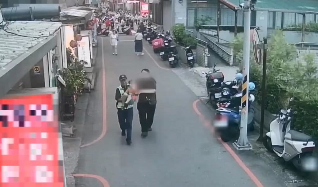 4歲童手割傷血流不止 羅東警抱童奔消防隊黃金救援