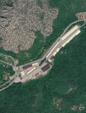 位於克里米亞東部地區的俄軍第 133 後勤旅陣地遭烏軍無人機襲擊，多棟儲存建築遭到摧毀。 圖：翻攝自 @Osinttechnical X 帳號