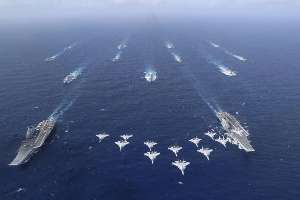 中國海軍實力持續擴張，預計未來將擁有 6 至 9 艘航空母艦。圖為中國第一及第二代航母遼寧艦與山東艦。 圖:翻攝自騰訊網