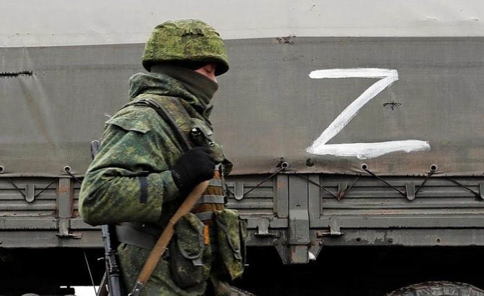 一名俄羅斯軍人在赫梅利尼茨克村持槍向袍及民眾開火，造成 1 名俄羅斯士兵和 3 名當地居民死亡，另有 1 名士兵和 3 名平民受傷。(示意圖) 圖:翻攝自 X @bayraktar_1love