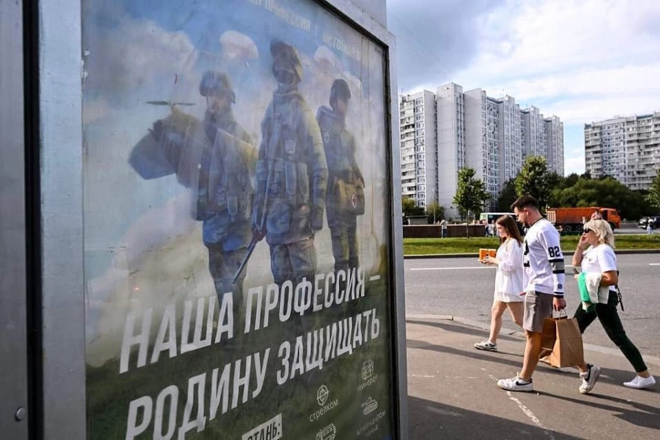 俄軍因前線衝突不斷升高，大幅縮短新進士兵的訓練週期，經過短暫訓練後便將其推上前線作戰。圖為莫斯科街頭俄軍招募士兵的廣告。 圖:翻攝自騰訊網