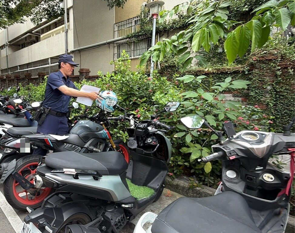 台中市有民眾在網路平台感謝警察體貼幫忙代管放在機車上未上鎖安全帽。市警局第二分局10日說明，7月起推動代保管措施，希望降低安全帽遭竊機率。（警方提供）中央社記者郝雪卿傳真　115年8月10日
