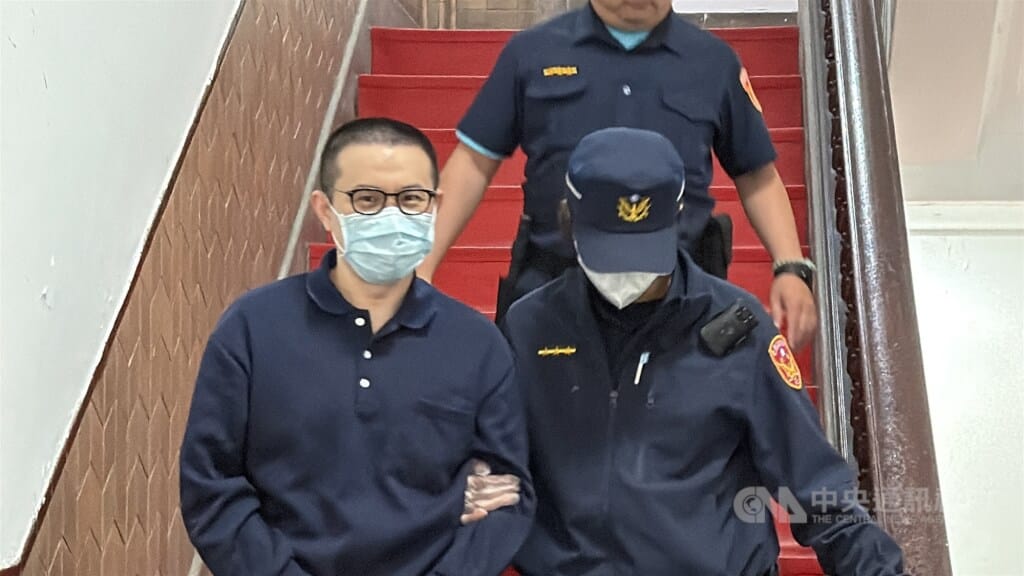 88會館負責人郭哲敏（左）5月遭法警提解到庭。（中央社檔案照片）