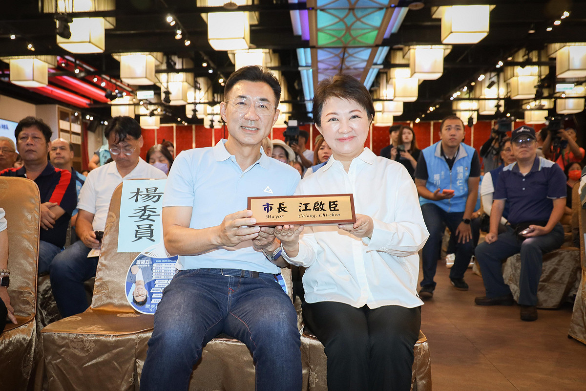 接下盧秀燕送上的市長座位牌，江啟臣該要接受當「盧秀燕2.0」嗎？   圖：江啟臣辦公室/提供