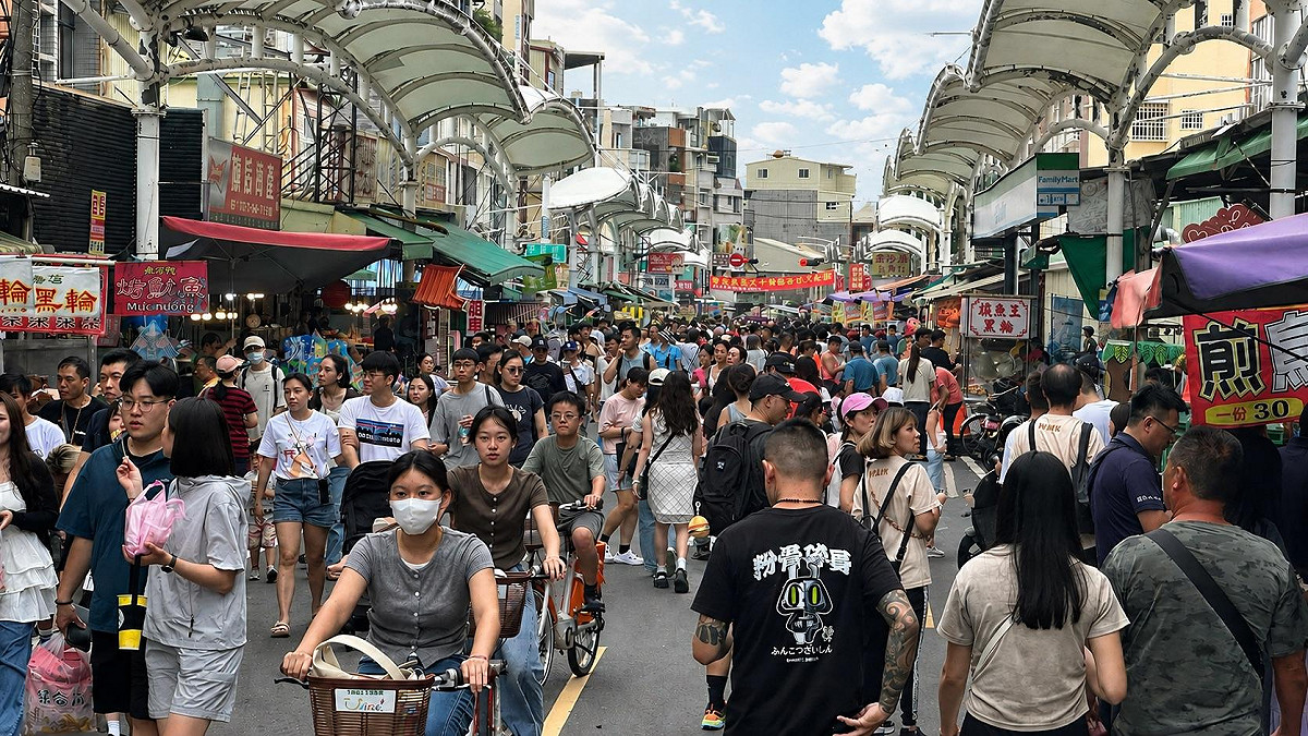 老街商圈湧入滿滿人潮，為今年旗津風箏節畫下完美句點。 圖：高雄市觀光局／提供