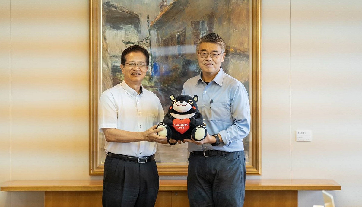 李懷仁(右)拜會神戶市副市長今西正男(左)。 圖：高雄市行國處／提供