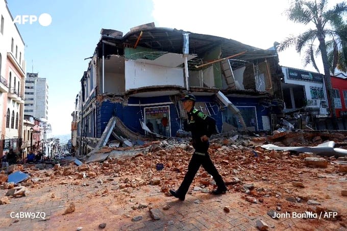 哥倫比亞西部 11 日發生強烈地震，當局表示，目前至少 132 人死亡、超過 480 人受傷，部分地區已有多棟建築倒塌，仍有民眾疑似受困，死亡人數恐進一步攀升。 圖：翻攝自 X  Inty News