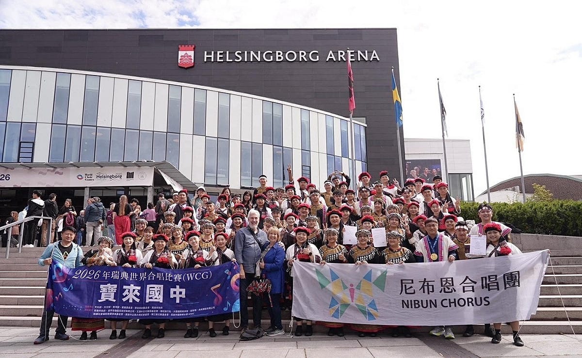 高雄市寶來國中與尼布恩合唱團攜手參加第14屆世界合唱比賽，在「有伴奏民謠冠軍組」競賽中勇奪金牌。 圖：高雄市教育局／提供