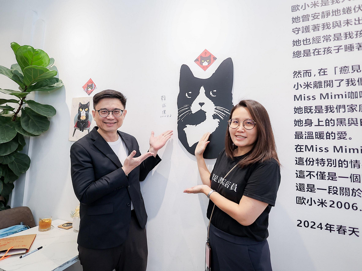 賴瑞隆(左)現身Sophia(右)經營的台派店家Miss Mimi，並在招牌白牆留下簽名。 圖：賴瑞隆競辦／提供
