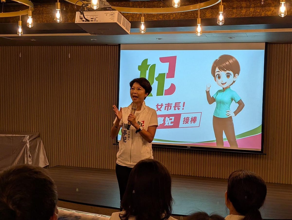 陳亭妃表示，她提出「3、4、5、6、7」的市政藍圖來串連溪北溪南、光榮1個大台南，過去是用文字敘述，現在則是用AI動畫影片呈現政見，希望讓市民更能瞭解她提出的想法。 圖：陳亭妃服務處提供
