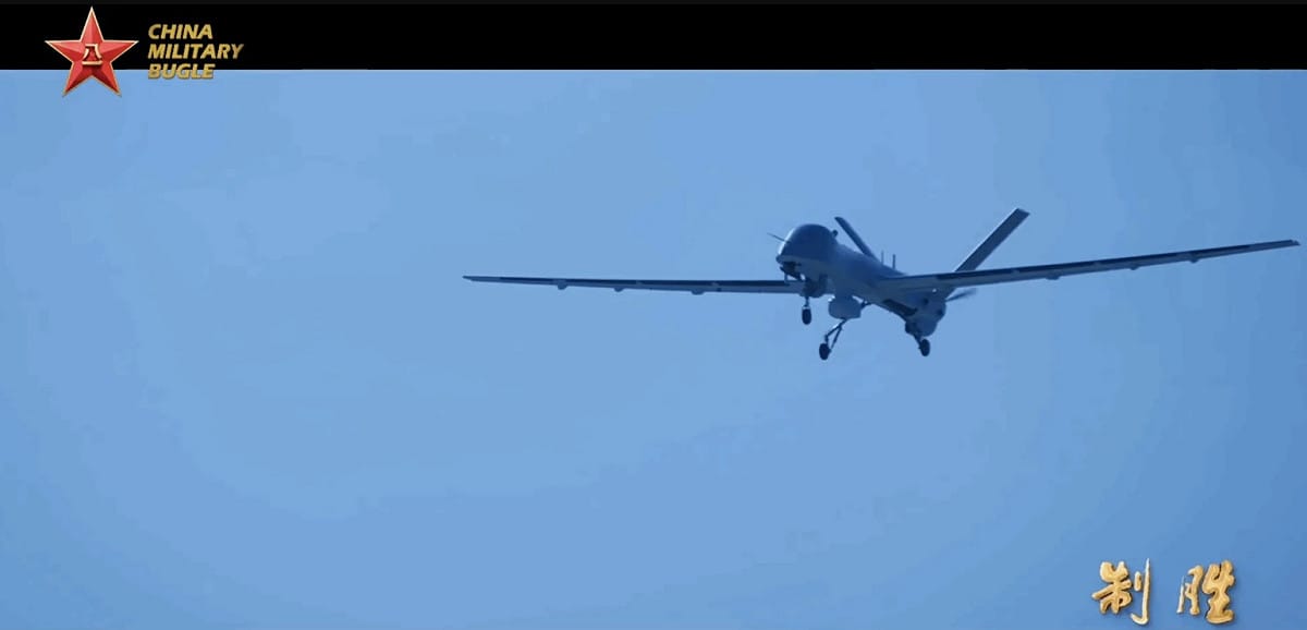 中國解放軍陸軍「KVD002」大型中空長航時察打一體無人機。  圖：翻攝解放軍紀錄片《制勝》