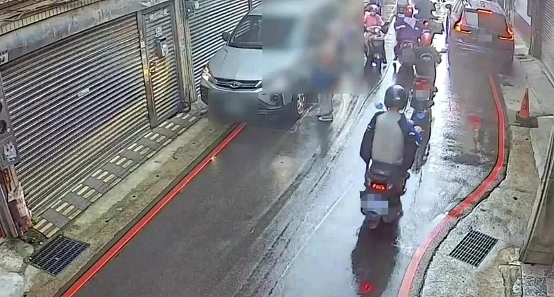 張姓男子攔下女子佯裝問路，竟在車內做出打手槍等公然猥褻行為。 圖：翻攝自監攝器畫面