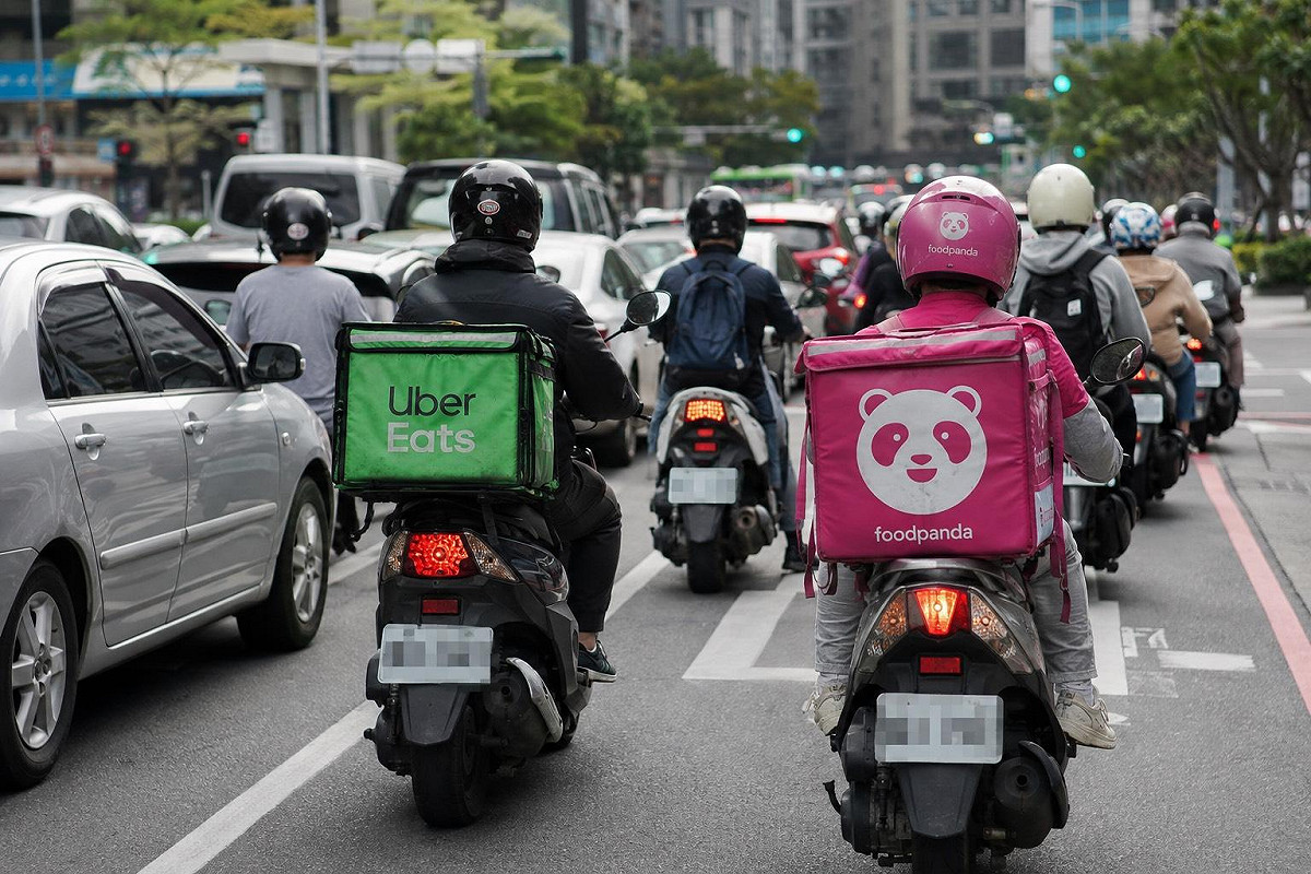 外送平台新法（外送專法）上路後引發疊單重覆計薪的爭議，工會為店家及外送員爭權益，學者們大多認為有必要檢討。 圖：產業工會/提供