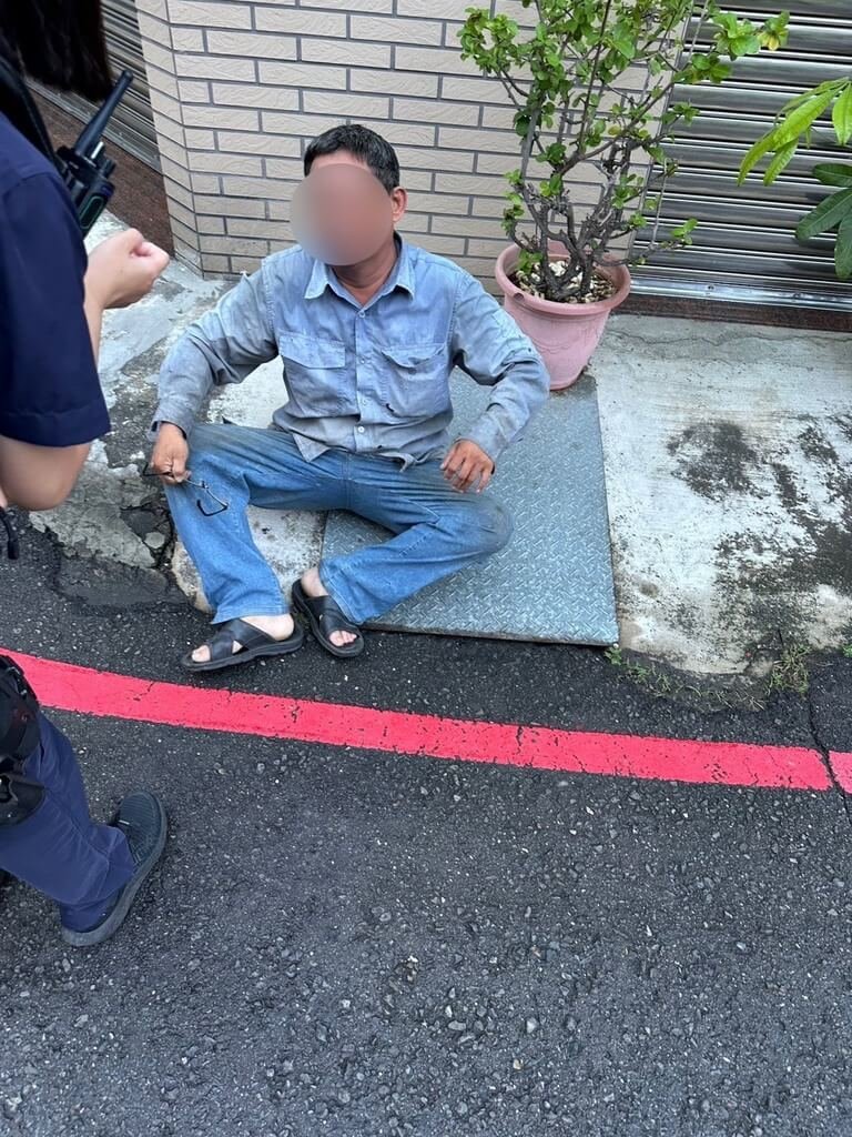 高雄市警察局前鎮分局11日獲報，指捷運草衙站1號出口附近有車輛被撞。搜尋查獲一輛無車牌車輛疑拋錨，經攔停蕭姓駕駛盤查，對方自稱曾服用安眠藥且發生擦撞，全案依公共危險等罪送辦。（高雄前鎮警分局提供）中央社記者洪學廣傳真　115年8月11日