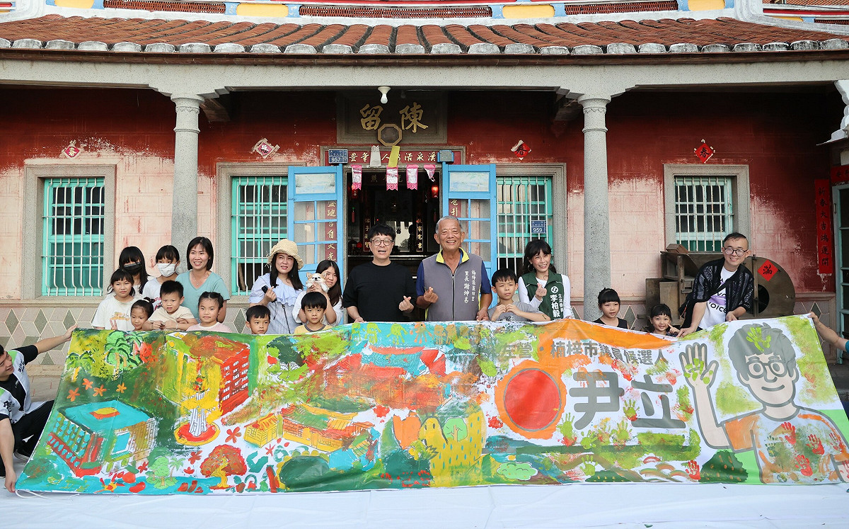 尹立親子共繪走進左楠社區 邀大小朋友用彩繪認識家鄉