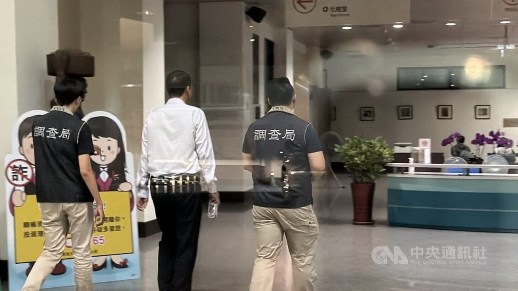 台東檢調偵辦農路拓寬涉圖利案，11日以證人身分約談台東縣政府祕書長盧協昌（中），12日凌晨請回。中央社記者盧太城台東攝　115年8月12日