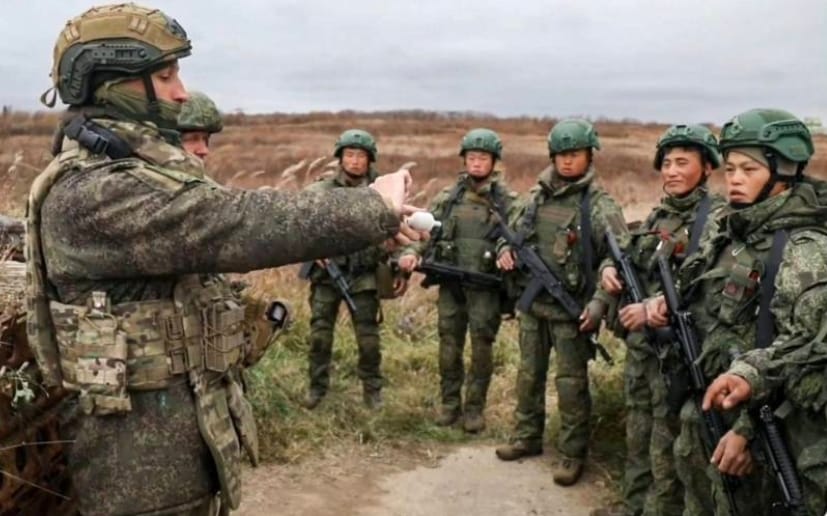 北韓軍隊在俄烏戰場上接受俄軍長官指令。 圖 : 翻攝自X Jaro Limnell