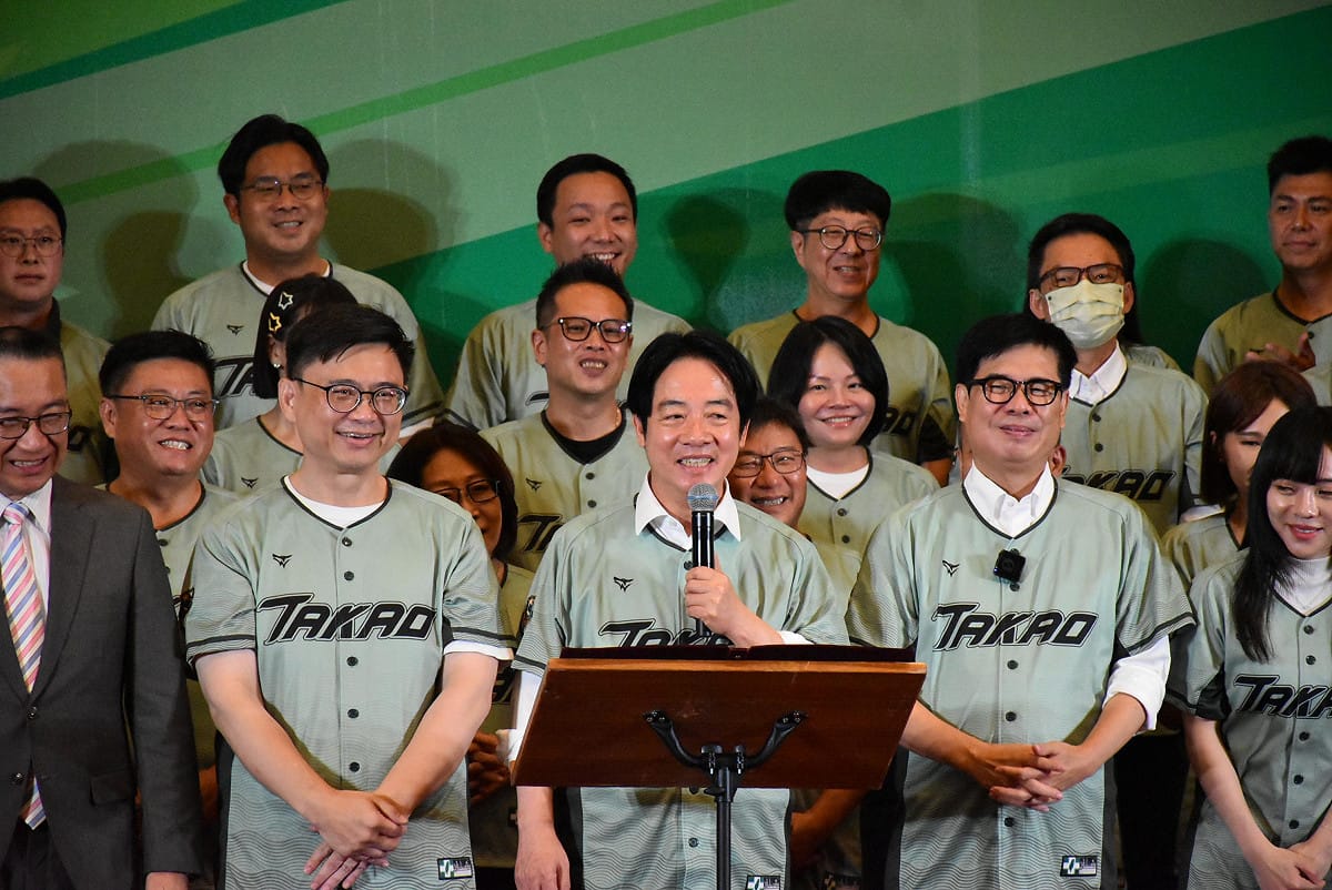 民主進步黨第二場「行動中常會」移師高雄，賴清德(前排中)率全體中常委力挺賴瑞隆(前排左)。 圖：孫家銘攝