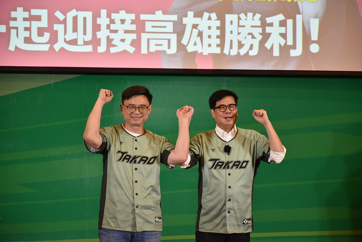 陳其邁(右)推薦賴瑞隆(左)接棒延續高雄光榮。 圖：孫家銘攝