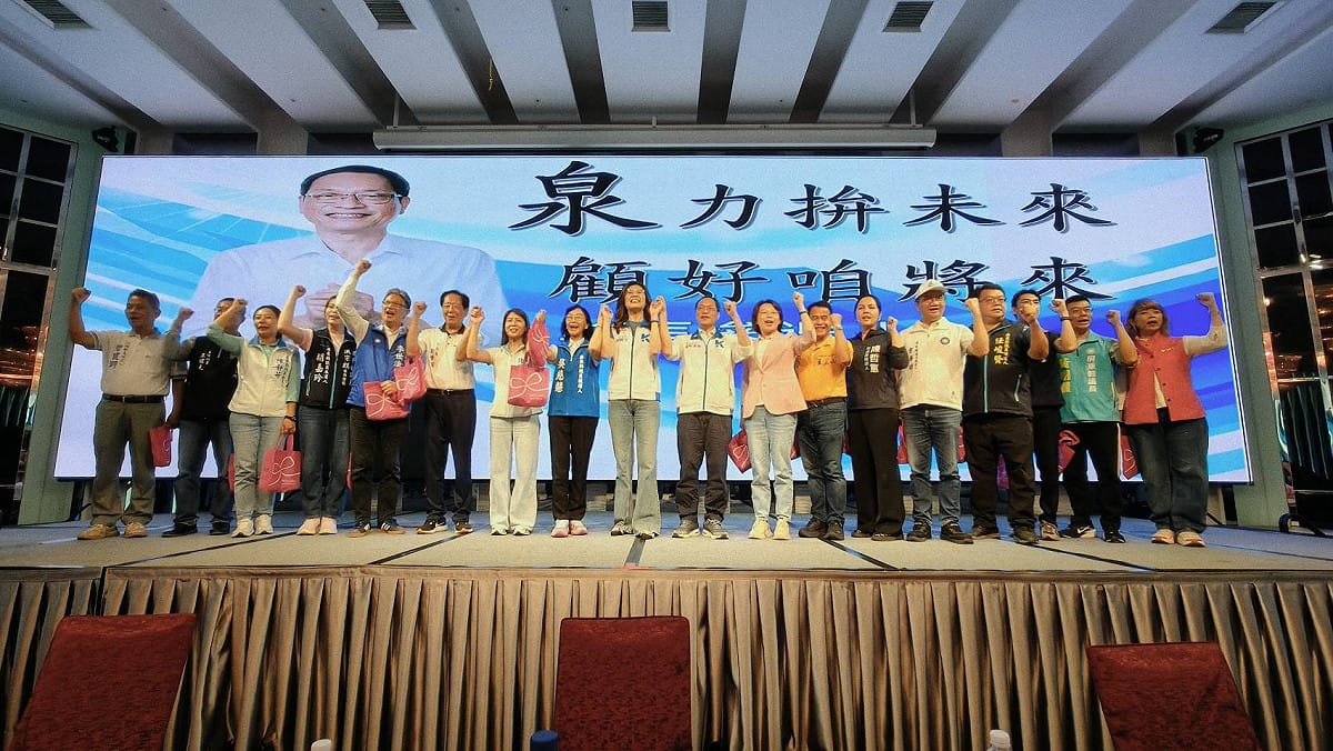 鄭麗文至屏東縣黨部召開行動中常會，率多位黨中央韓部與民意代表力挺蘇清泉。 圖：國民黨屏東縣黨部／提供