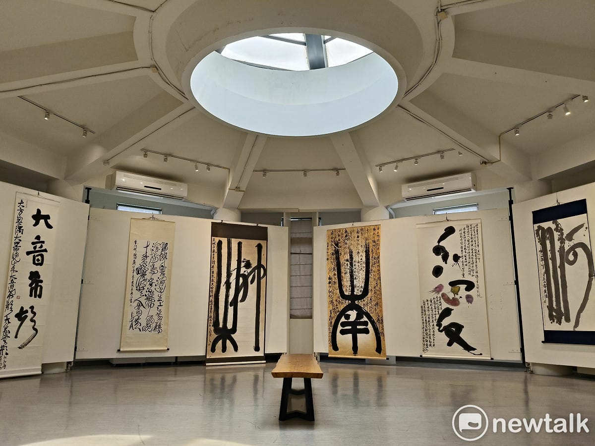 書法藝術家黃智陽在迎來六十歲之際舉辦「洗耳——黃陽六十書法藝術展」，不僅是對一甲子生命歷程與筆墨生涯的深思回顧，更是一記提醒自己「藝術應以修行為本」的警鐘。 圖：黃博郎／攝