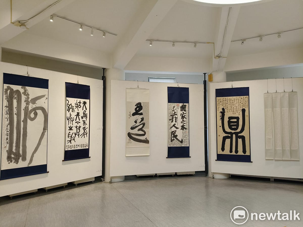 書法藝術家黃智陽在迎來六十歲之際舉辦「洗耳——黃陽六十書法藝術展」，不僅是對一甲子生命歷程與筆墨生涯的深思回顧，更是一記提醒自己「藝術應以修行為本」的警鐘。 圖：黃博郎／攝