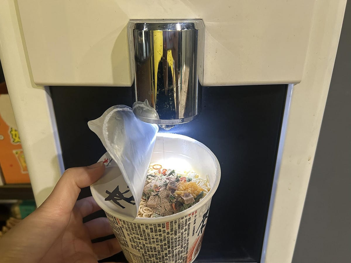 「公司飲水機的熱水不夠熱，泡麵的麵體泡不爛」竟成為員工離職理由。 圖：高雄大學社會網絡創新中心／提供