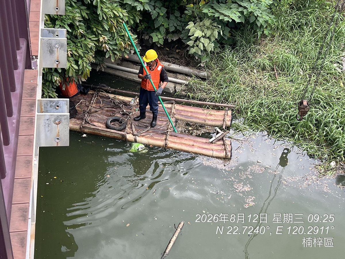 水利局人員進行河面魚體打撈作業。 圖：高雄市環保局／提供
