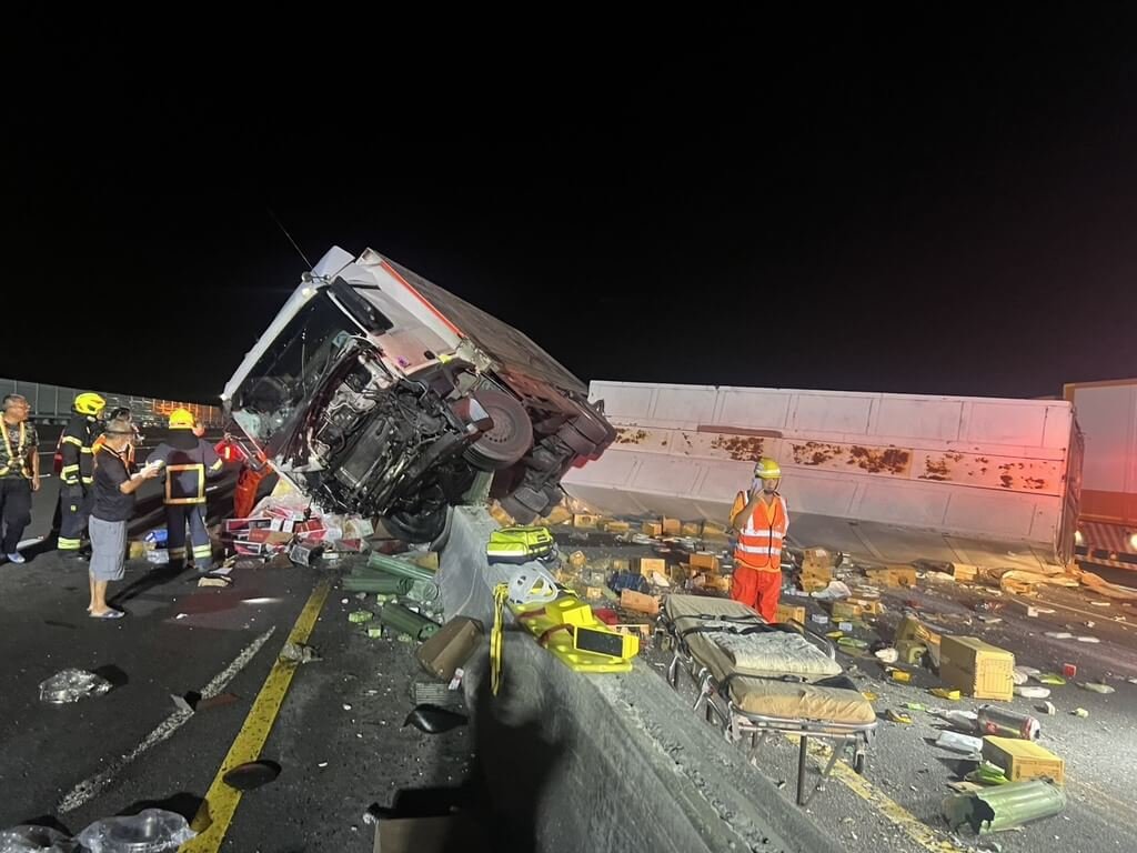 國道3號南下126公里後龍路段13日凌晨發生聯結車自撞翻覆事故，散落物波及多部大小車輛，造成全線交通一度受阻約4小時。（民眾提供）中央社記者管瑞平傳真　115年8月13日